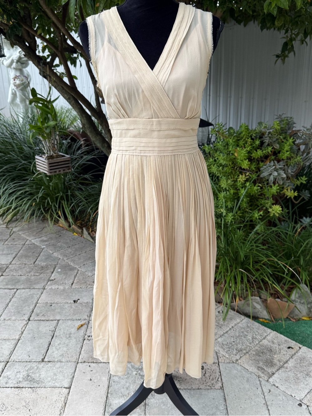 Banana Republic Cream Sleeveless V-Neck Pleated Midi Dress